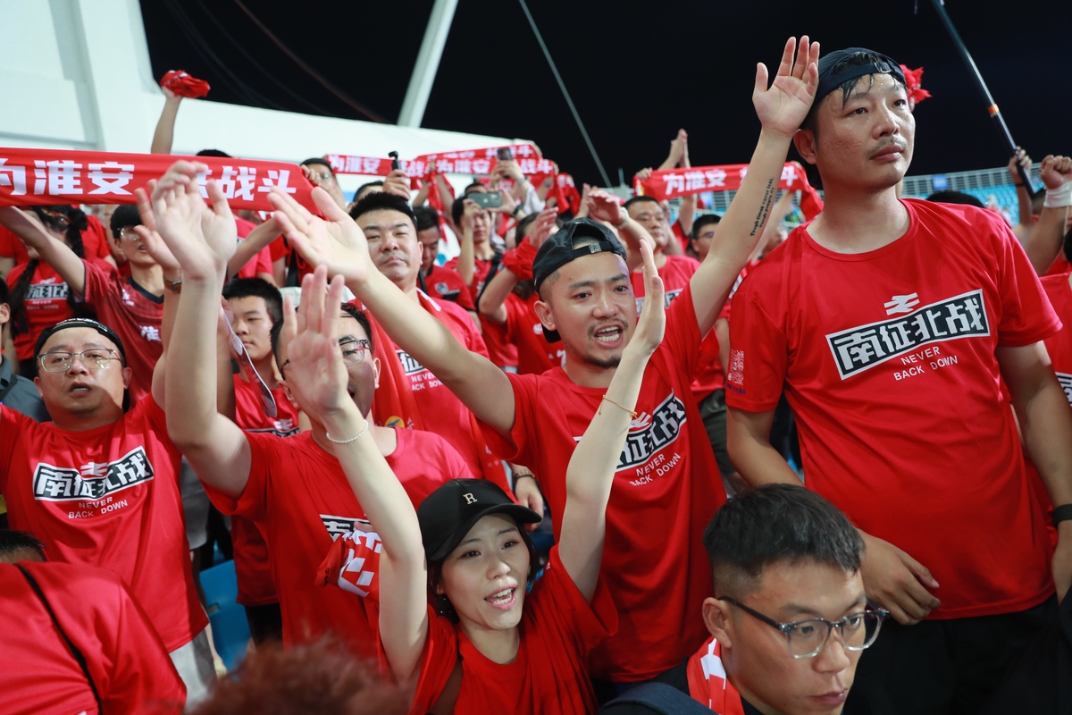 足球联赛燃情开赛，球迷热情高涨(足球比赛即将拉开帷幕队员们彼此发出海誓山盟立志夺冠)