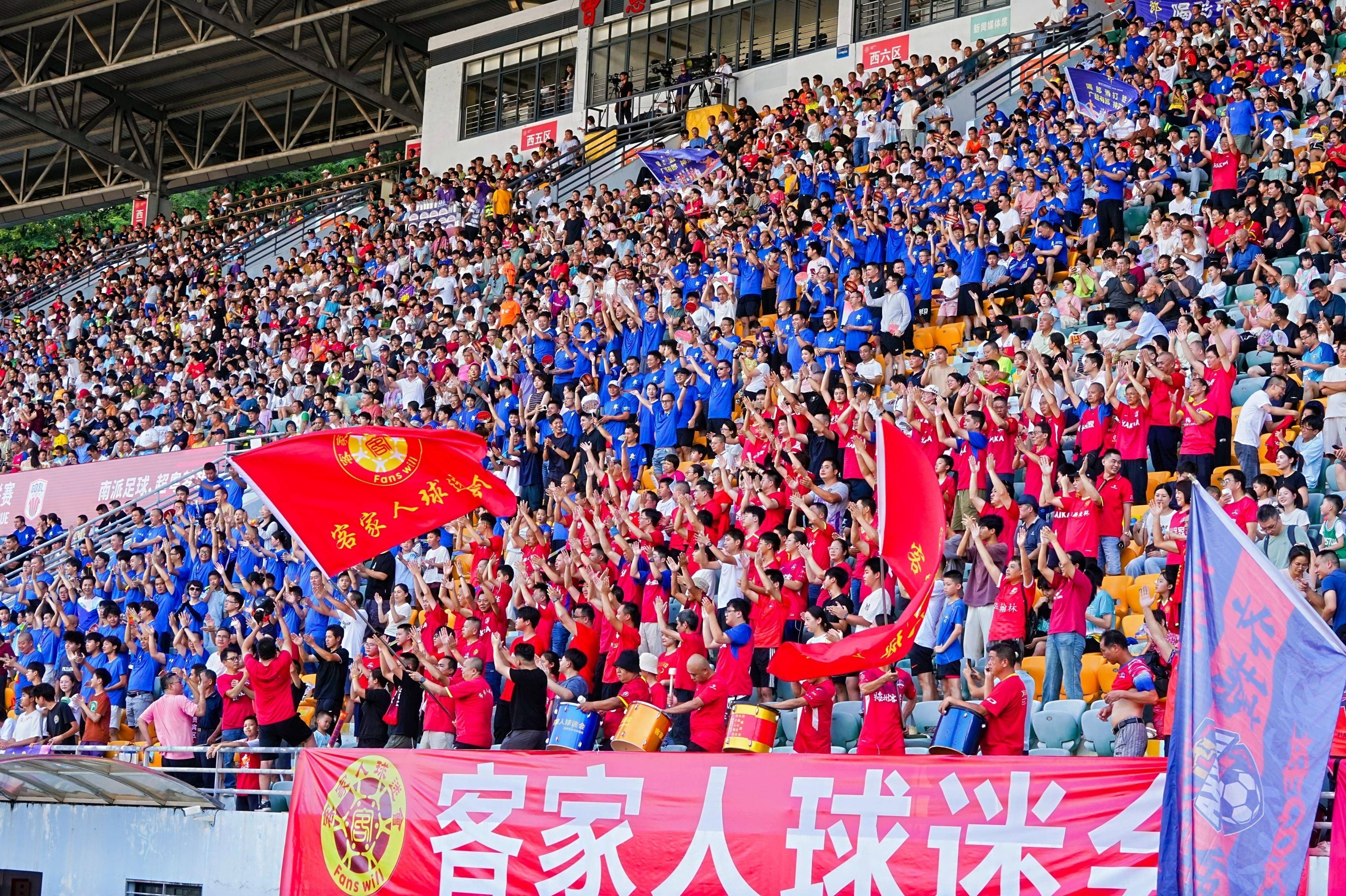 足球联赛燃情开赛，球迷热情高涨(足球比赛即将拉开帷幕队员们彼此发出海誓山盟立志夺冠)