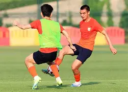 战火燃烧！场上双方球队角逐激烈，围绕胜利(三国冰河时代同盟角逐的内容)