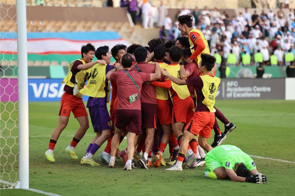 亚洲足球比赛中球员们积极拼搏，追求胜利(这不是亚洲足球的荣耀,而是亚洲足球的耻辱)