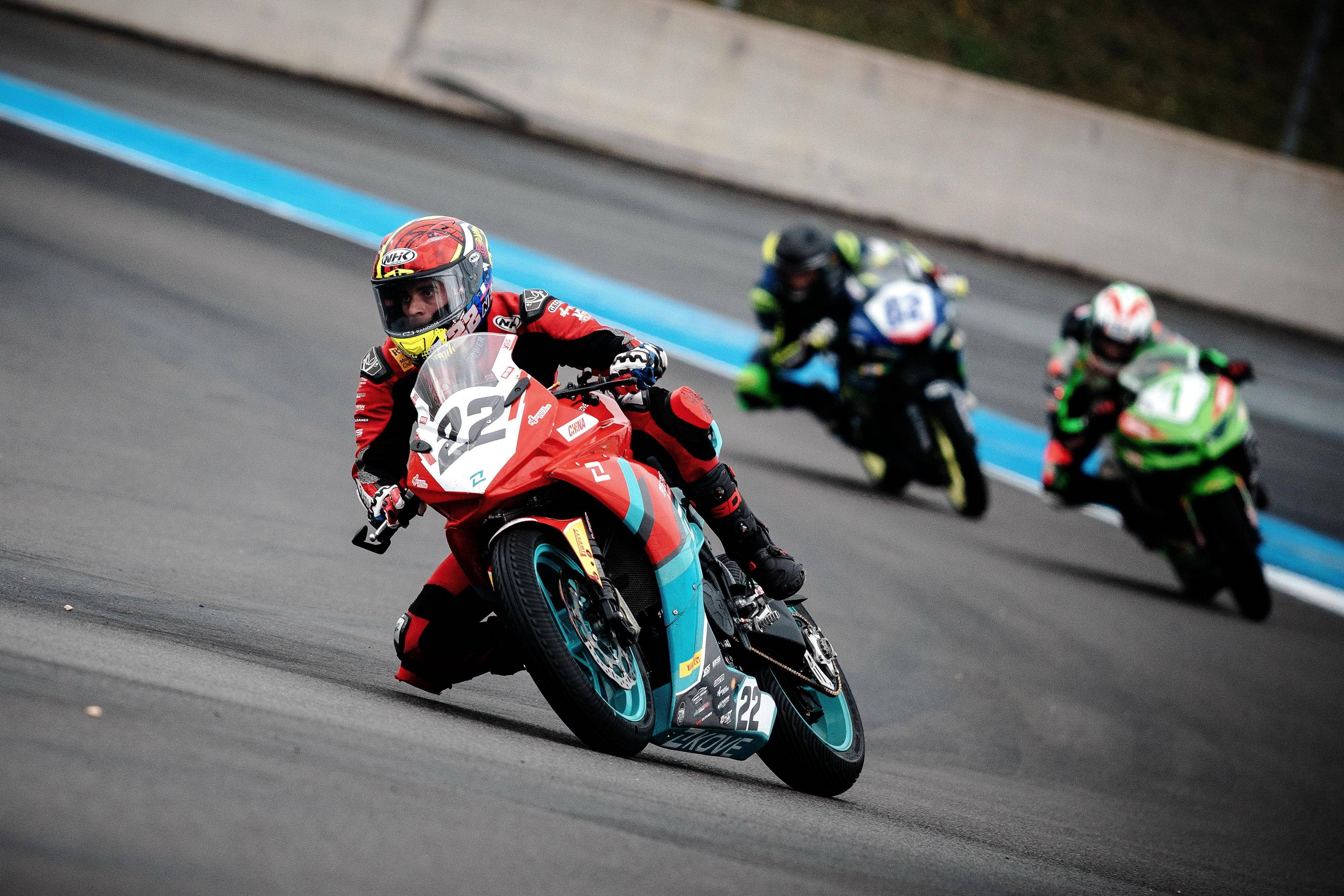 包含胜负迎头！赛场上充满激烈比拼，奋力向前的词条